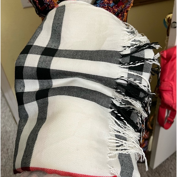 Woven Plaid Blanket Scarf. In great condition - Picture 2 of 2